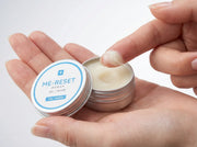 ME-RESET 手のひらでの使用シーン こめかみ・目元へのなじませ方 30秒セルフケア CBD・CBGバーム